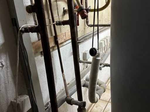 keller altes rohrchaos